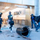 Apple Stores looting