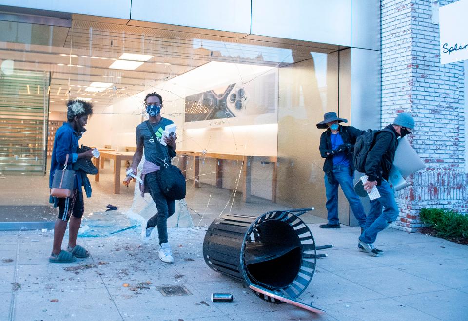 Apple Stores looting
