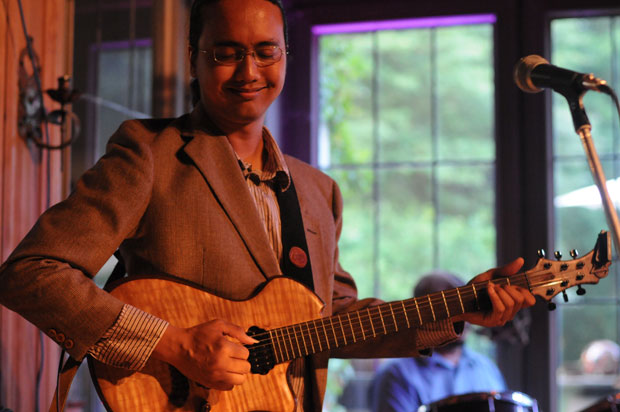 Az-Samad-Electric-Guitar-for-press-LR