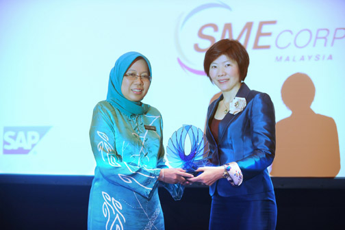 Dato Hafsah Hashim CEO SME Corp receiving a token of appreciation from Serene Sia MD SAP Malaysia after delivering the keynote address at the SAP SME Summit 20121 |