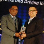 Datuk-Dr-Mohd-Irwan-Serigar-Abdullah,-Deputy-Secretary-General-of-the-Treasury,-MVCA-presenting-the-MVCA-award-to-Peter-Tam,-Director-of-Local-Software-Innovations,-Microsoft-Malaysia-thumb