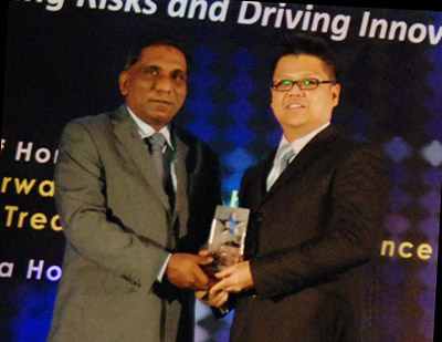 Datuk-Dr-Mohd-Irwan-Serigar-Abdullah,-Deputy-Secretary-General-of-the-Treasury,-MVCA-presenting-the-MVCA-award-to-Peter-Tam,-Director-of-Local-Software-Innovations,-Microsoft-Malaysia-thumb