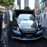 PROTON's Tan Sri Syed Zainal and Dato&rsquo; Yeoh Seok Hong, Executive Director of YTL Communications Sdn Bhd. posing with the Yes 4G-powered PROTON Inspira