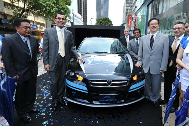 PROTON's Tan Sri Syed Zainal and Dato&rsquo; Yeoh Seok Hong, Executive Director of YTL Communications Sdn Bhd. posing with the Yes 4G-powered PROTON Inspira