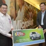 Khor Chin Ghee, the winner of Nissan Grand Livina, the grand prize of Microsoft's &ldquo;Great Family Time&rdquo; contest and Sunny Ooi, Microsoft Malaysia, Consumer Channels Group Director.