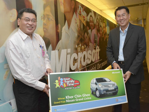 Khor Chin Ghee, the winner of Nissan Grand Livina, the grand prize of Microsoft's &ldquo;Great Family Time&rdquo; contest and Sunny Ooi, Microsoft Malaysia, Consumer Channels Group Director.