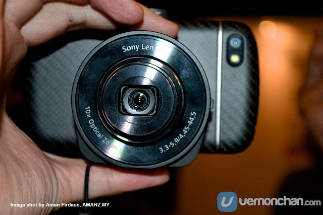 Sony-QX10-on-a-BB-Q10-1