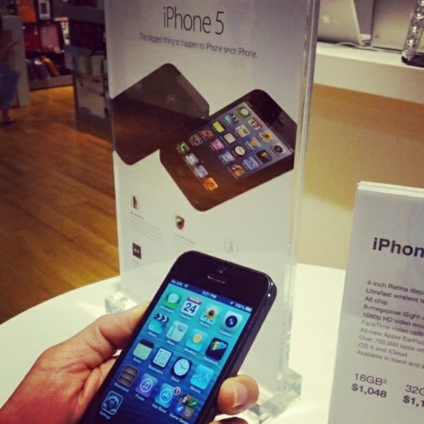iPhone 5 in Singapore. Image credit: Vernonchan.com